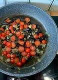 Immagine del passaggio 2 della ricetta Gnocchetti Sardi allo Zafferano con Pomodorini, Feta e Olive