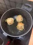 Immagine del passaggio 4 della ricetta Polpette di Maiale Avvolte in Noodles