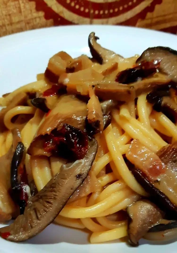 Ricetta Spaghettoni con guanciale, funghi shiitake e pomodori confit  di ledelizieditizy