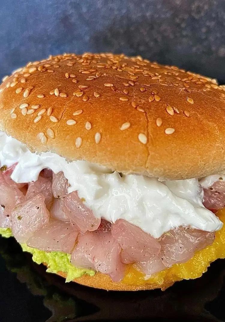 Ricetta Fishburger di ricciola con salsa al mango, avocado e burrata. di unaforchettadigitale