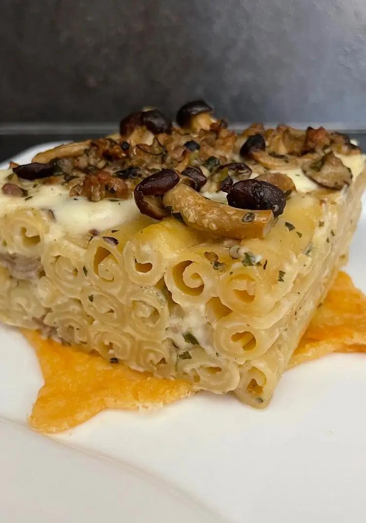 Ricetta Papiri al forno con funghi e salsiccia su cialda di Parmigiano di unaforchettadigitale