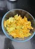 Immagine del passaggio 4 della ricetta Frittata con zucchine, fiori, patate e porri