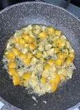 Immagine del passaggio 2 della ricetta Fusilli lunghi al pomodoro giallo e prosciutto crudo croccante