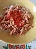 Immagine del passaggio 2 della ricetta Fusilli integrali con sugo di pomodorini freschi.