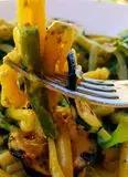 Immagine del passaggio 3 della ricetta Caserecce con zucchine basilico e parmigiano!