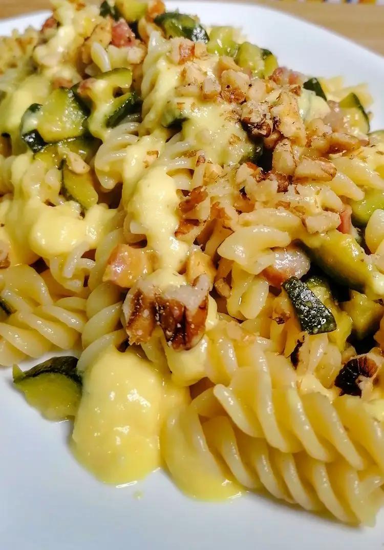 Ricetta Fusilli con pancetta, zucchina e crema di parmigiano allo zafferano, più noci di cristinaeffe_