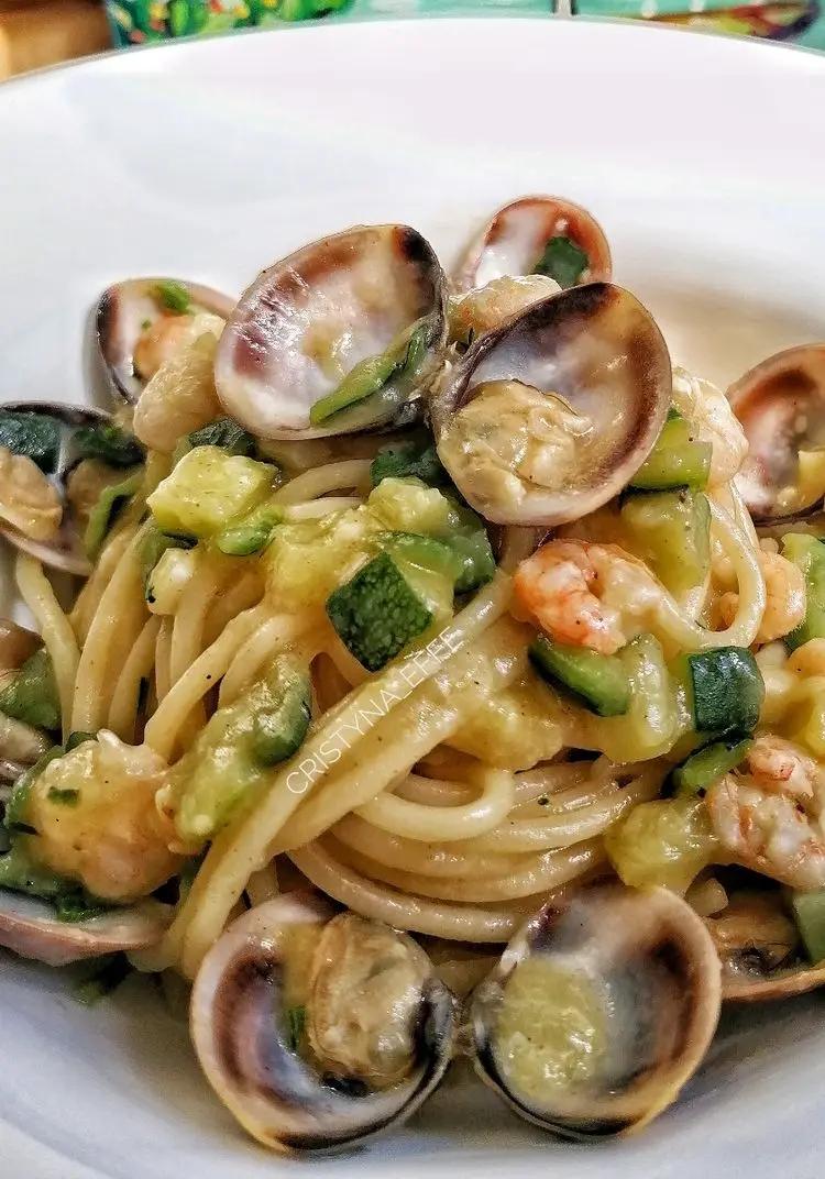Ricetta Spaghettoni con vongole, zucchine e gamberetti. di cristinaeffe_