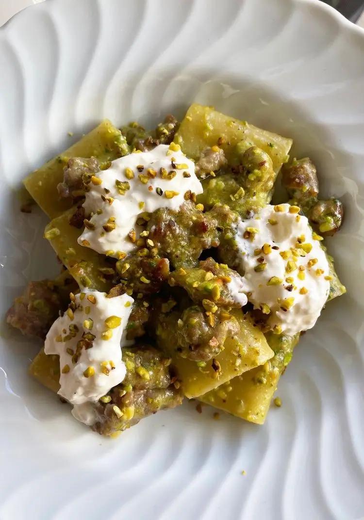 Ricetta Paccheri con crema di pistacchio, salsiccia fresca e stracciatella di un_caffe_con_caterina