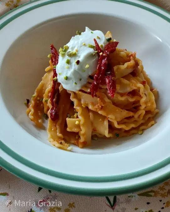 Ricetta Reginelle al pesto di pomodori secchi , pistacchi e mousse di ricotta di capra di gracecesena