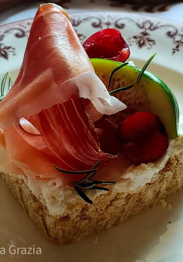 Ricetta Cheesecake salata con Philadelphia e ricotta, speck, fichi e ciliegie di gracecesena