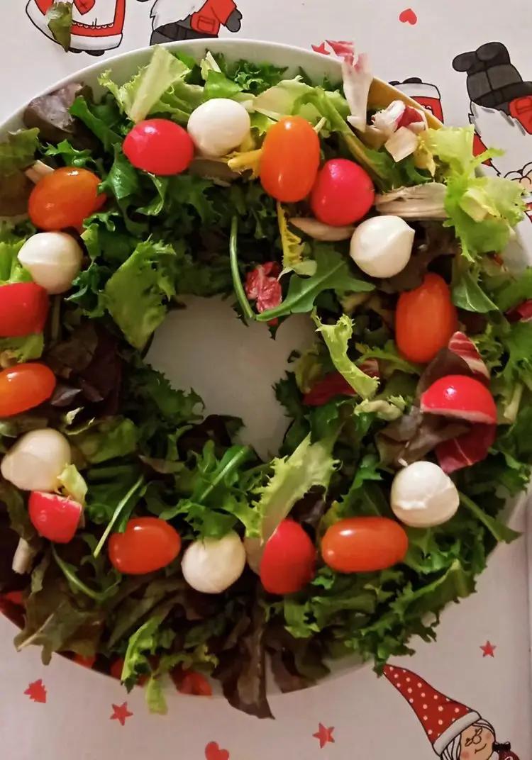 Ricetta Ghirlanda natalizia di insalata caprese di angela876