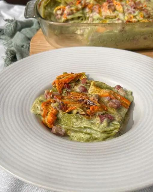 Ricetta LASAGNA CON CREMA DI ZUCCHINE, CUBETTI DI PANCETTA DOLCE E FIORI DI ZUCCA di Burrataepistacchi