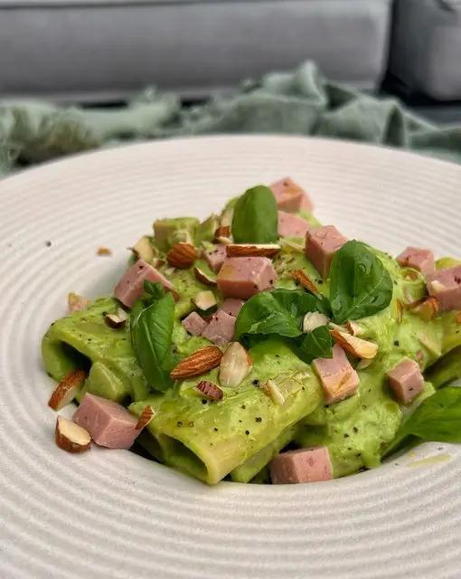 Ricetta Pacchero con crema di piselli, mandorle tostate e cubetti di cotto di Burrataepistacchi