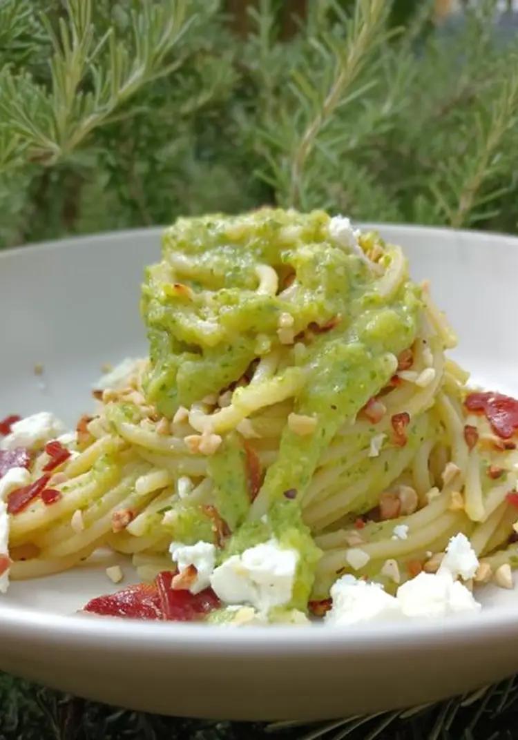 Ricetta Spaghetti con crema di  zucchine feta briciole di speck e granella di mandorle . di Le_ricette_di_Romina_