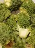 Immagine del passaggio 2 della ricetta Fusilli di semola pasta frescaa con pesto di broccolo, spezzatino di mare aromatizzato con muddica e ceci