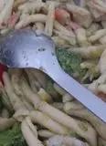 Immagine del passaggio 6 della ricetta Fusilli di semola pasta frescaa con pesto di broccolo, spezzatino di mare aromatizzato con muddica e ceci
