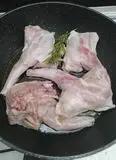 Immagine del passaggio 2 della ricetta Cosce di coniglio alla paesana con salsa ai funghi porcini