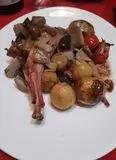 Immagine del passaggio 8 della ricetta Cosce di coniglio alla paesana con salsa ai funghi porcini