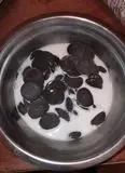 Immagine del passaggio 5 della ricetta Ciambellone al caffè glassato al cioccolato extra con gherigli di noci