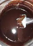 Immagine del passaggio 6 della ricetta Ciambellone al caffè glassato al cioccolato extra con gherigli di noci