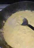 Immagine del passaggio 4 della ricetta Pennette allo zafferano con crema al formaggio e pancetta croccante