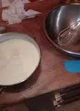 Immagine del passaggio 3 della ricetta Torta con crema Diplomatica arricchita con ricotta, sopra frutti di Bosco con scaglie di cioccolato bianco