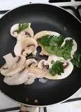 Immagine del passaggio 3 della ricetta Papardelle alla Mirko con pesto al basilico menta e mandorle tostate funghi champignon