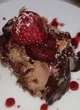 Immagine del passaggio 8 della ricetta Parfait mandorle e nocciole alla mousse cioccolato con salsa Al Porto e fragole