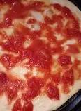 Immagine del passaggio 2 della ricetta Pizza, stracciatella , petali di grana ,  mortadella pistacchio.