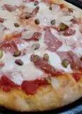 Immagine del passaggio 3 della ricetta Pizza, stracciatella , petali di grana ,  mortadella pistacchio.