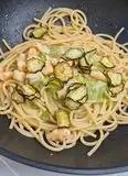 Immagine del passaggio 5 della ricetta Spaghettoni XXL Pasta Garofalo con crema di zucchine parmigiano e basilico, gamberi e chips 💥