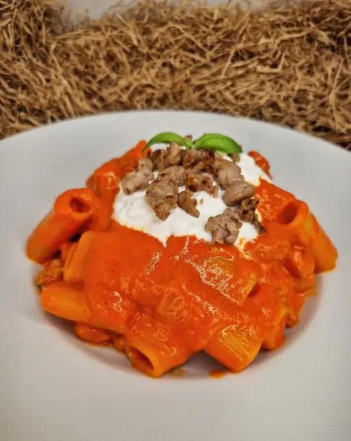 Ricetta Rigatoni Pasta Garofalo con crema di peperone rosso, stracciatella di bufala e salsiccia 💥 di michele.rosa90