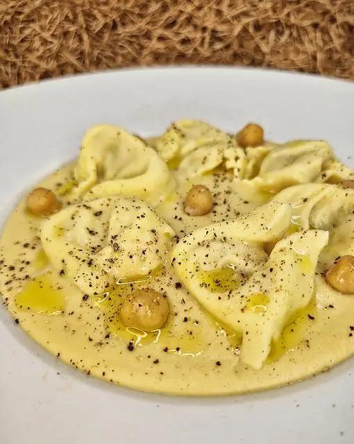 Ricetta Tortelloni ai funghi porcini di Fini Modena su crema di ceci di michele.rosa90