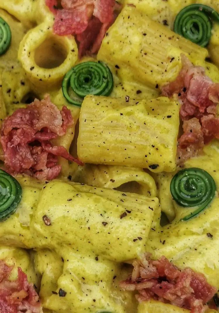 Ricetta MEZZE MANICHE CREMA DI ZUCCHINE, ROBIOLA e ZAFFERANO con CRUMBLE DI PANCETTA di Pranz.0cena