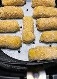 Immagine del passaggio 5 della ricetta Crocchette di tonno e patate in friggitrice ad aria con mix di cipolle rosse e salse Calvé