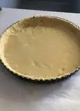 Immagine del passaggio 7 della ricetta Crostata di pesche e crema pasticcera