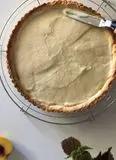 Immagine del passaggio 12 della ricetta Crostata di pesche e crema pasticcera