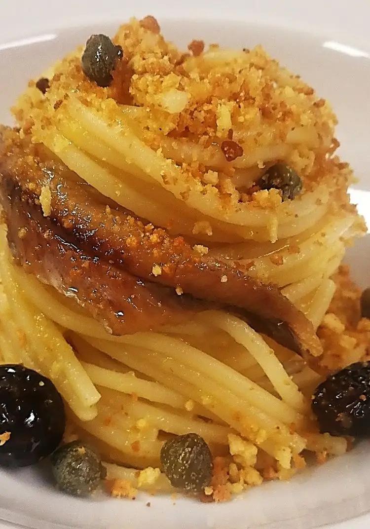 Ricetta Spaghetti con datterino giallo di Sicilia, olive, capperi, acciughe e pangrattato di laurapanarese1980