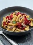Immagine del passaggio 11 della ricetta Torcinello con aglio nero,salsiccia,cipolla rossa e caviale di barbabietola rossa