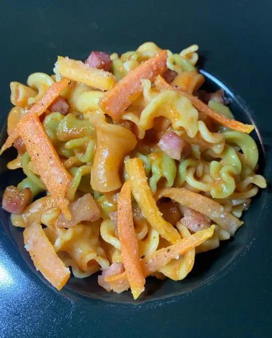 Ricetta Gigli al pomodoro con pancetta e chips di carote di tagfooditalia