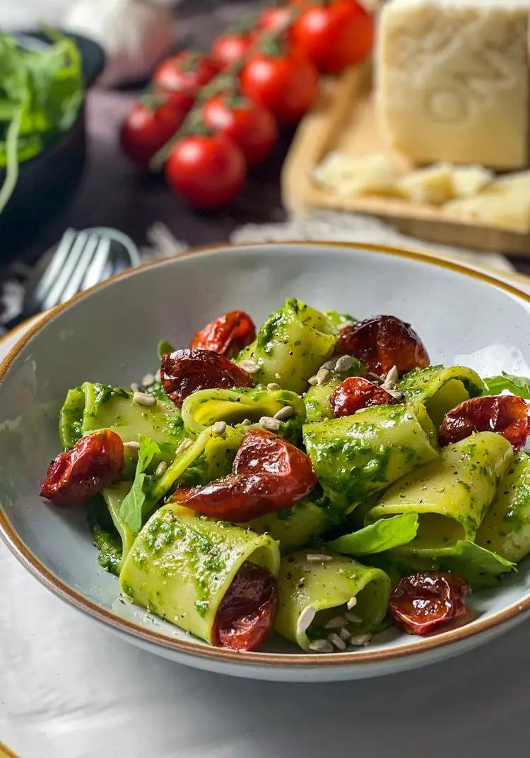 Ricetta Calamarata pesto di rucola, spinaci e pecorino, e pomodorini al forno di bozza.di.colore