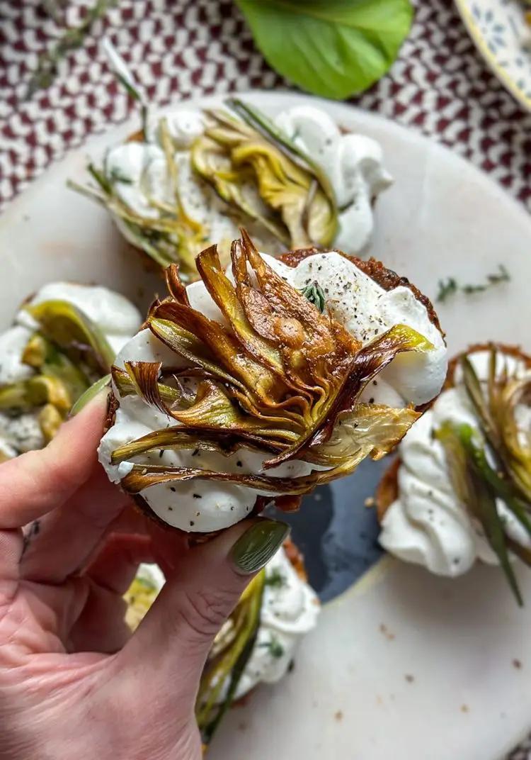 Ricetta Bruschetta Ricotta montata, paté di pomodorini e carciofi fritti di bozza.di.colore