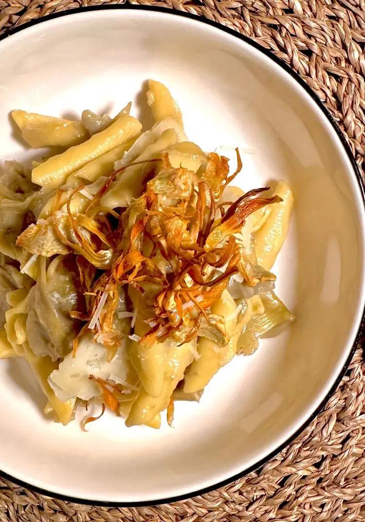 Ricetta Garganelli , carciofi cotti nel loro brodo, crema di gambi e patate , scaglie di pecorino e chips di carciofo di lucia.pavanastolfo