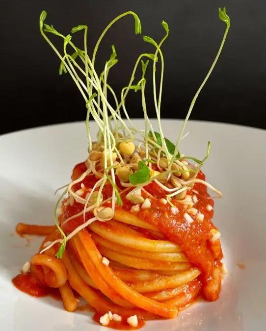 Ricetta Spaghettoni al pomodoro,granella di mandorle e germogli di lenticchie di cucina_con_cristina