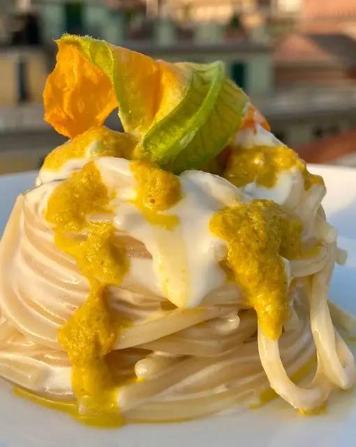 Ricetta Spaghetti al pesto di fiori di zucca e crema di parmigiano 💚 di ninnalemon