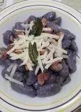 Immagine del passaggio 4 della ricetta Gnocchi di patate viola con speck e grana