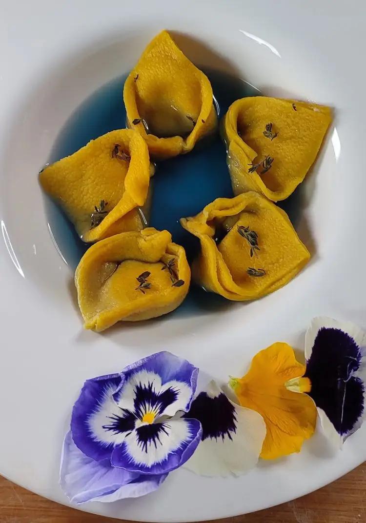 Ricetta Tortelli ripieni di Burrata,gamberi e pistacchio in acqua di cavolo viola di alessiostark91