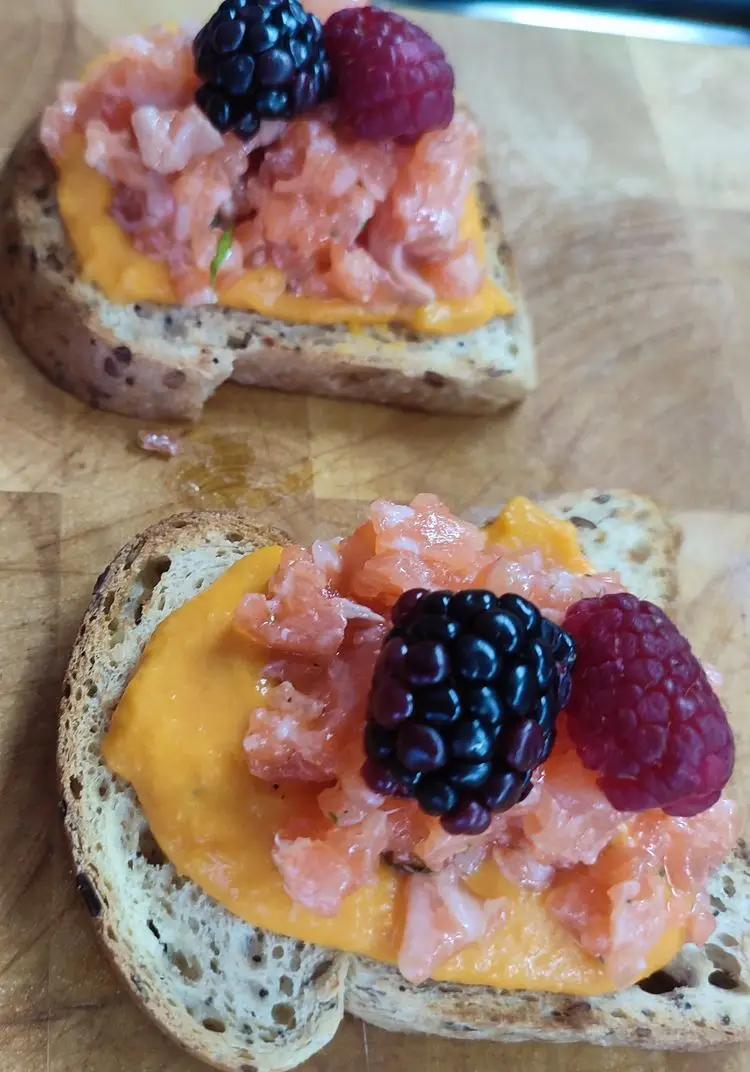 Ricetta Pane tostato con vellutata di zucca,tartare di salmone e frutti di bosco di alessiostark91