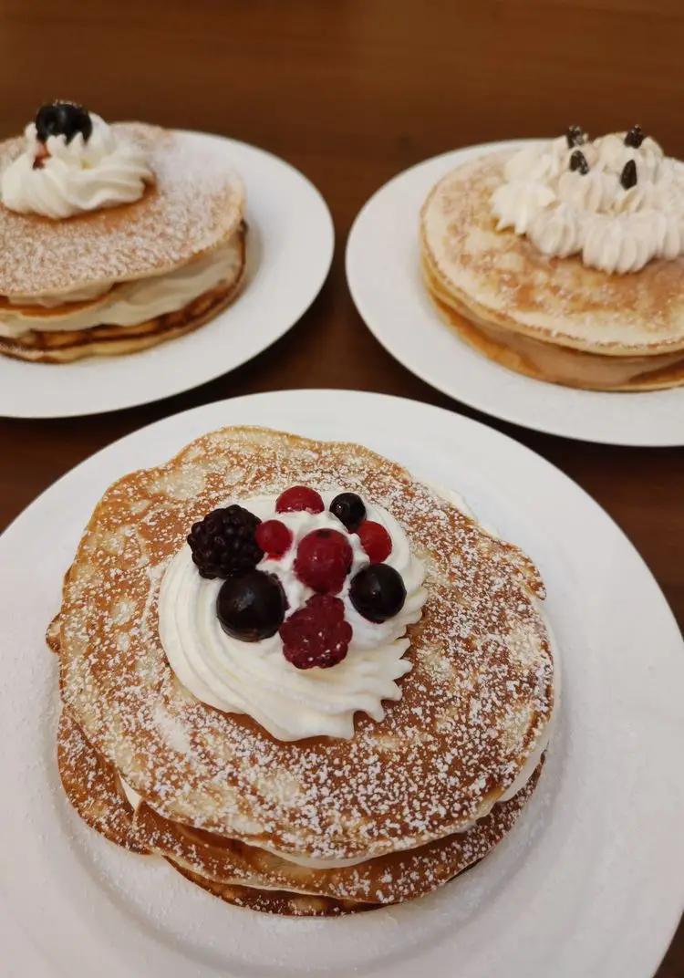 Ricetta Pancakes con panna al caffè, ai frutti di bosco e all'amarena di giovanna.longo64