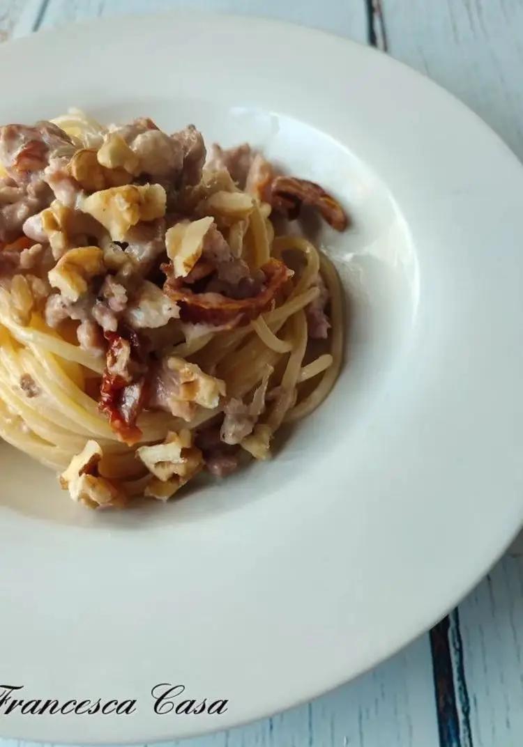 Ricetta Spaghetti con salsiccia, pomodorini secchi, stracciatella di burrata e noci.. di cucina_di_casa